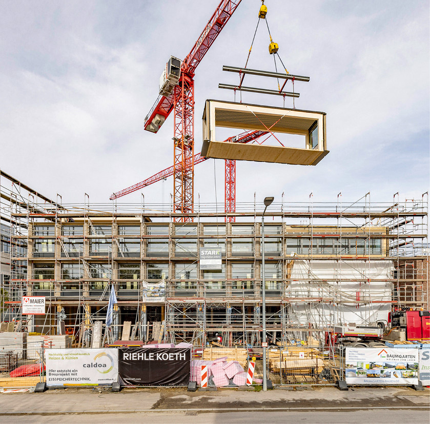 5 Das Stapeln der Holzmodule sparte erheblich Bauzeit.