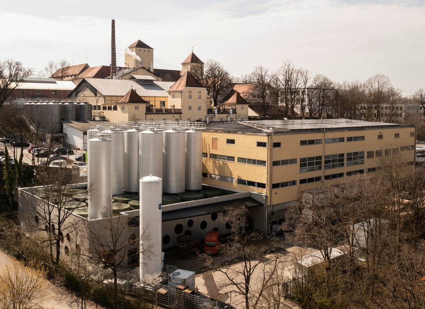 2 Die Bayerische Staats­brauerei Weihenstephan investierte 2024 in einen hochmodernen neuen Braukeller am Standort Freising, der direkt an die historischen Gebäude grenzt und von dem Stuttgarter Unternehmen Kiefer Klimatechnik mit moderner Lüftungstechnik ausgestattet worden ist.