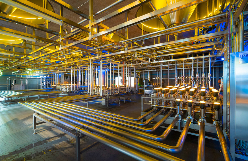 4 Die Tanks mit Umschaltventilen werden an der Decke in unterschiedlichen Farben illuminiert, die sich jeweils auf die darin gelagerten Biere beziehen (untergärig, obergärig und alkoholfrei).