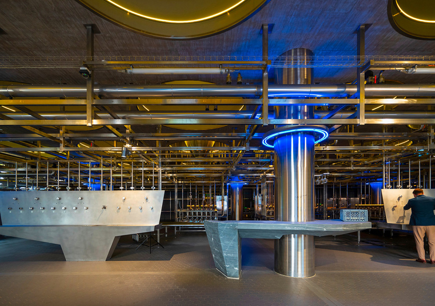 5 Damit der Keller auch für Veranstaltungen und Feierlichkeiten genutzt werden kann, wurden eine Verkostungsanlage und eine LED-Showbeleuchtung installiert.