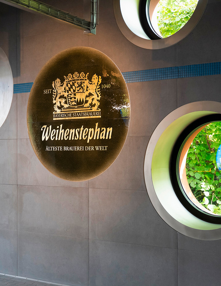 6 In enger Abstimmung mit den Architekten plante Kiefer Klimatechnik die Außenluftnachströmung mit wärmegedämmter Jalousieklappe und vertikalen Lamellen für einen CO2-Havariefall analog den Bullaugenfenstern in der Außenwand.