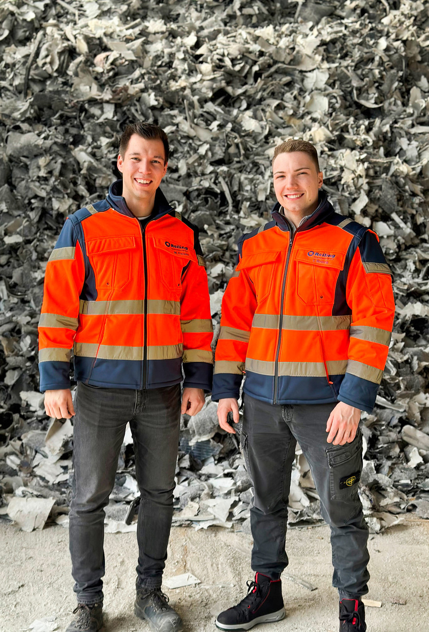 Werksleiter Malte Fislake (links) und Tom Reiling haben die erste industrielle Anlage zur Verwertung von Solarmodulen in Münster aufgebaut.