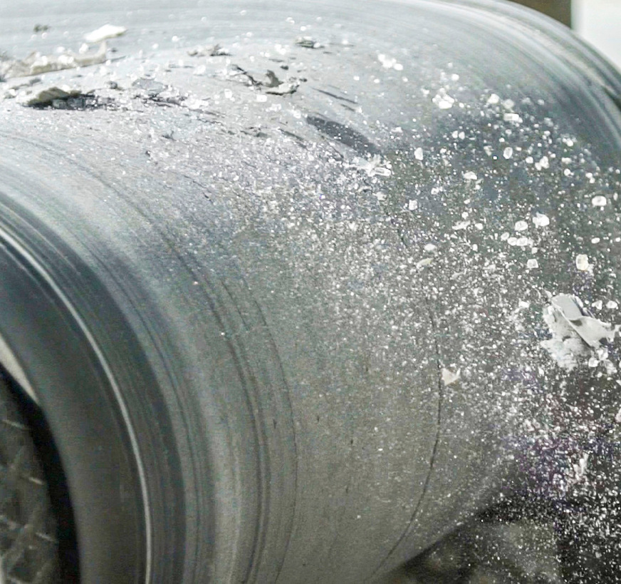 Das Förderband wirft die geschredderten Fraktionen aus. Danach folgen die Trennung und die Siebe.