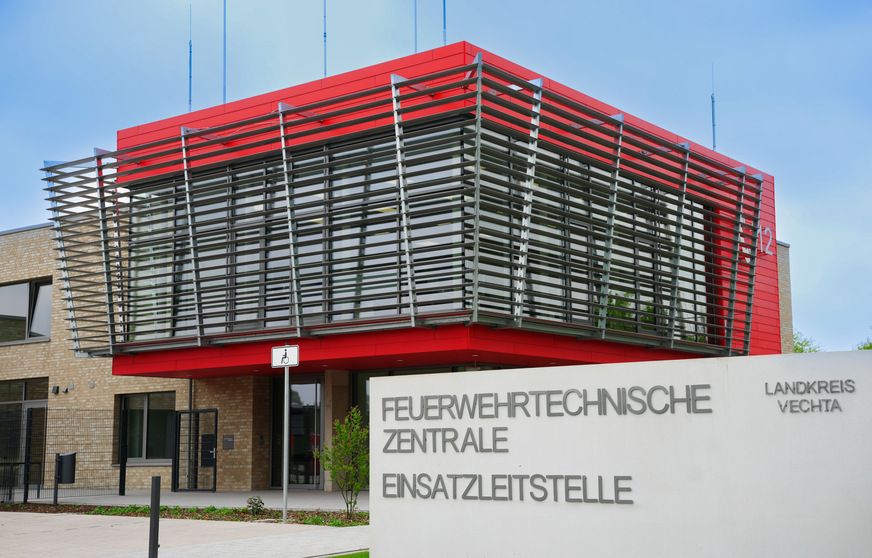 Um die neue Feuerwehrtechnische Zentrale in Vechta fertigstellen zu können, galt es hohe Anforderungen an Sicherheit, Technik und Koordination zu erfüllen. Für ibh-Geschäftsführer Ralph Genkel stellt es ein besonderes Projekt dar: „Es hat gezeigt, wie viel möglich ist, wenn alle Beteiligten gemeinsam an einem Strang ziehen.“