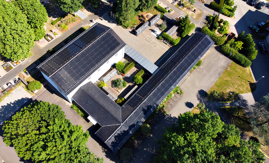 Die Friedhofsgebäude in Wiesental helfen, Energiekosten zu sparen.