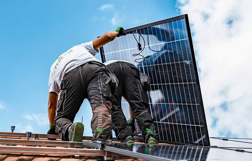 Auf dem Dach ist kein Platz für Papier. Der Auftrag wird per MFR auf mobilen Endgeräten dokumentiert.