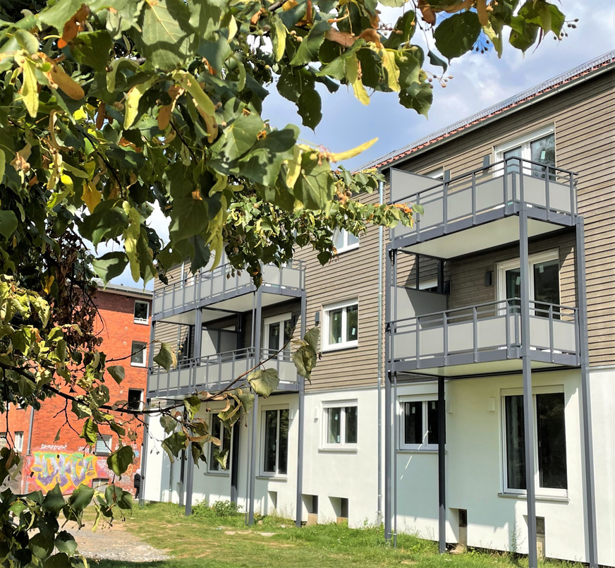 Bei der seriellen Sanierung des Mehrfamilienhauses in Köln-Kalk werden die Wohnungen direktelektrisch mit Fensterheizungen beheizt.