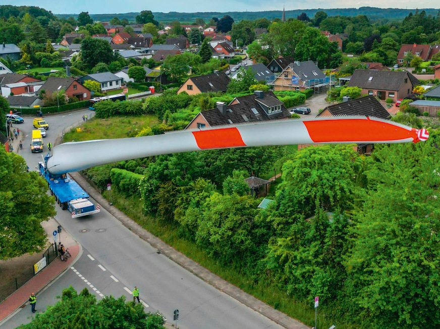 Die Transporte moderner, langer Rotorblätter werden immer komplizierter.