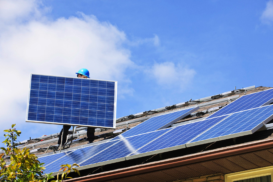 Werden künftig weniger Solarmodule montiert? Bundeswirtschaftsministerin Katherina Reiche stellt die Einspeisevergütung für private Photovoltaik infrage. Dafür hagelt es Kritik.