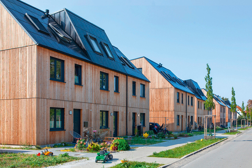 4 Die markante, asymmetrische Dachform der insgesamt 32 Doppel- und Reihenhäuser ist vom „Berliner Dach“ alter Berliner Mietshäuser inspiriert.