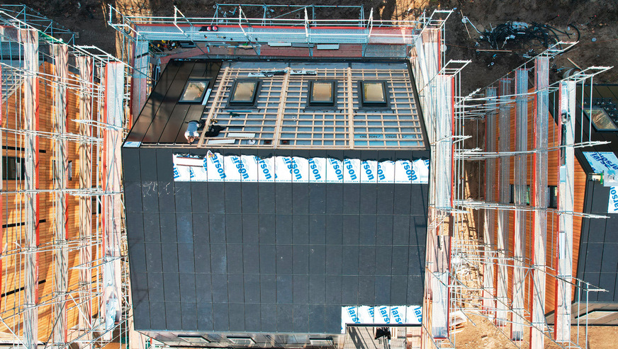 7 Die dachintegrierten PV-Module von Ennogie Solardach decken mit einer Gesamtleistung von 410 Kilowattpeak etwa 31 Prozent des lokalen jährlichen Strombedarfs ab.