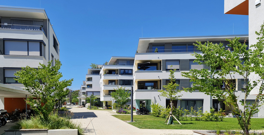 Baugenossenschaft Überlingen: „Die Flächen sind zentrale Orte des Miteinanders. Der Wohnanger ist besonders bei Familien beliebt: Kinder können sich hier frei und sicher bewegen, da außer vereinzelten Anlieferungen kein Autoverkehr stattfindet.“