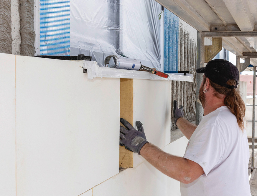 Bei gleichem Dämmvermögen ist ein WDVS auf Basis von Polyurethanhartschaum schlanker als eines aus EPS-Platten, aus expandiertem Polystyrol.