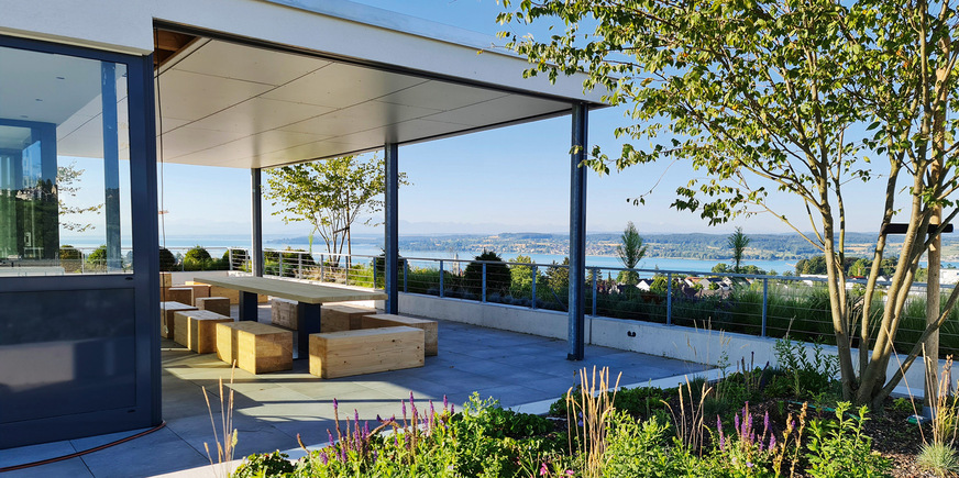 Die halböffentliche Dachterrasse, mit dem Blick über den Bodensee, die Stadt Überlingen und bis zu den Alpen, erfreut sich laut der Baugenossenschaft großer Beliebtheit bei den Bewohnerinnen, Bewohnern und ihren Gästen.