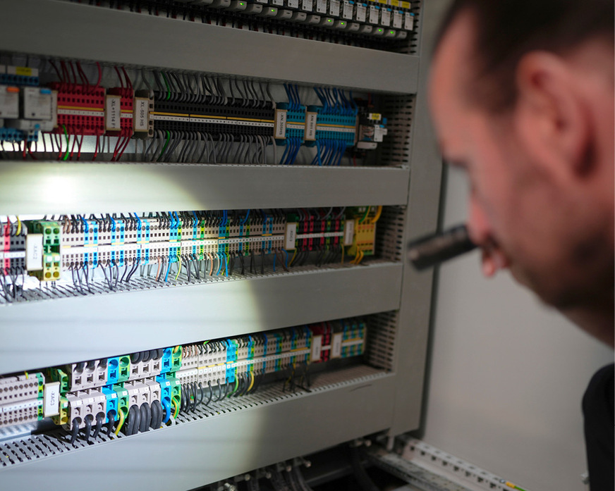 Externe Dienstleister wie der TÜV Süd unterstützen Betreiber von Batterie­speichersystemen dabei, die für sie relevanten Normen und Vorschriften zu eruieren sowie einen auf den individuellen Bedarf abgestimmten Prüfplan zu erstellen und einzuhalten.