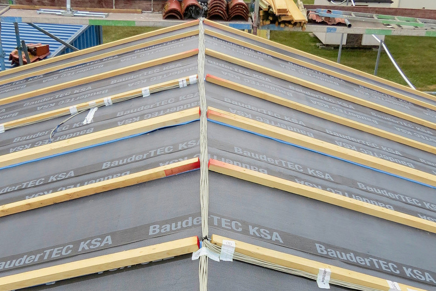 4 Konstruktion A des Freilandversuchs: Montage der diffusionssperrenden Unterdachbahn mit Konterlattung und Temperaturfühlern.