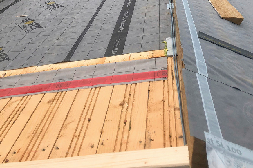 5 Dachkonstruktion mit dem Aufbau B: Auf der linken Dachhälfte die feuchtevariable Dampfbremse Vario KM Supra Plex-SKS auf Holzschalung, rechts ist bereits die Aufsparrendämmung mit aufkaschierter Unterdeckbahn Ultimate AP Supra Plus aufgebracht.