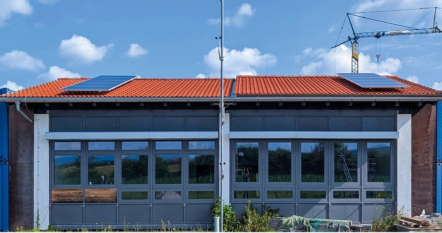 6 Fertig eingedecktes Dach des Versuchsaufbaus mit Zwischensparrendämmung (Konstruktion A, links) und Aufsparrendämmung (Konstruktion B, rechts)