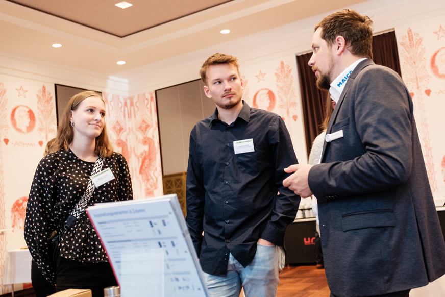 Bei der Fachausstellung bietet sich die Möglichkeit zur Diskussion.