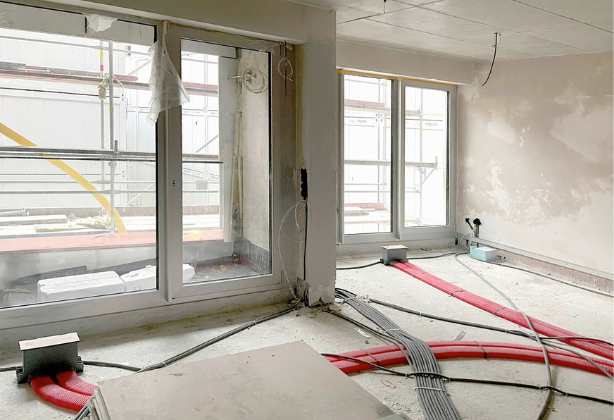 Im Berliner Quartier Am Tacheles sind die Vallo-Flex-Ovalrohre für die Luftverteilung im Bodenaufbau der Wohneinheiten verlegt. Die Luftauslässe für die Zuluft befinden sich vor den Fensterflächen.