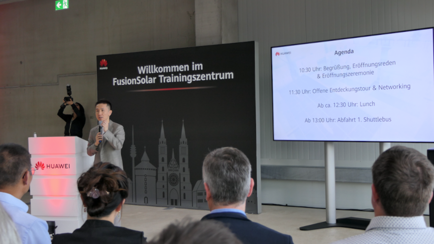 Tommy Zhou, CEO Huawei Deutschland, bei der Eröffnung des neuen Trainingszentrums.