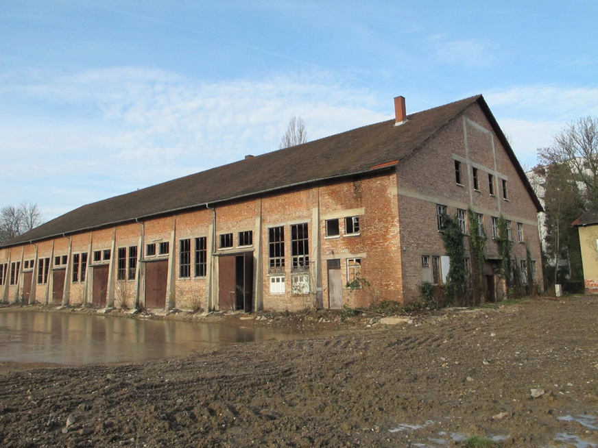 Vorher: Die Reithalle sah vor der Sanierung schon recht ramponiert aus.