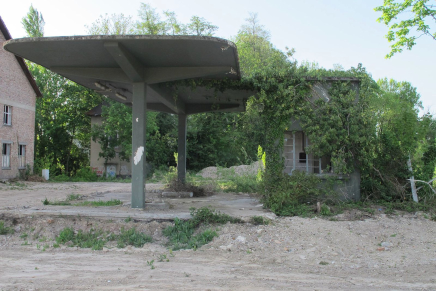 Vorher: Der Außenbereich vor der Reithalle.