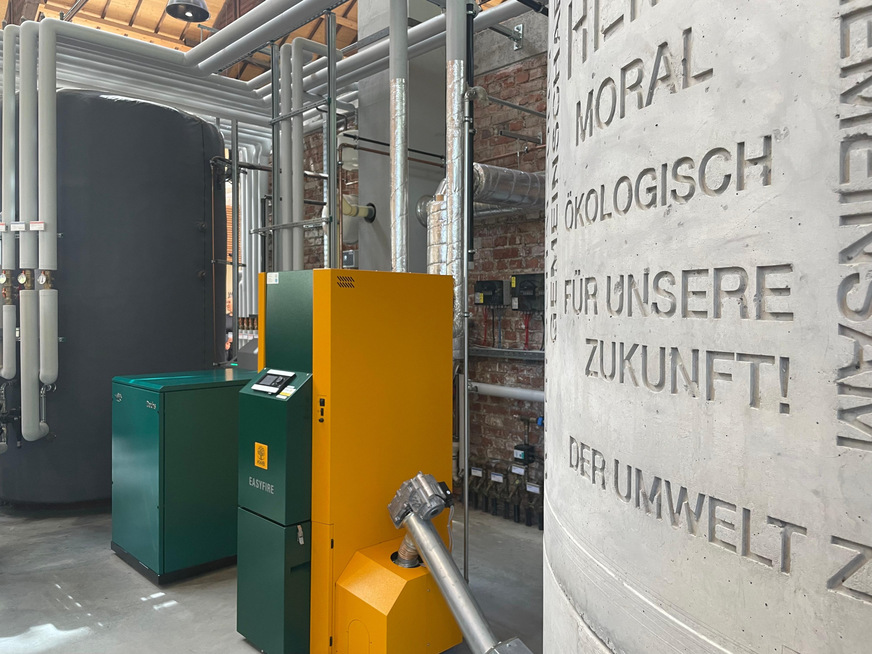 Die Energiezentrale der Reithalle Achern kombiniert das Blockheizkraftwerk Dachs und eine Pelletheizung zu einem effizienten Gesamtsystem.
