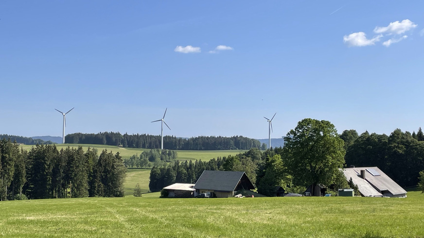 Auch bei Dußlingen sollen sich künftig Windräder drehen – im Bild drei Anlagen nahe eines Hofs in Deutschland.