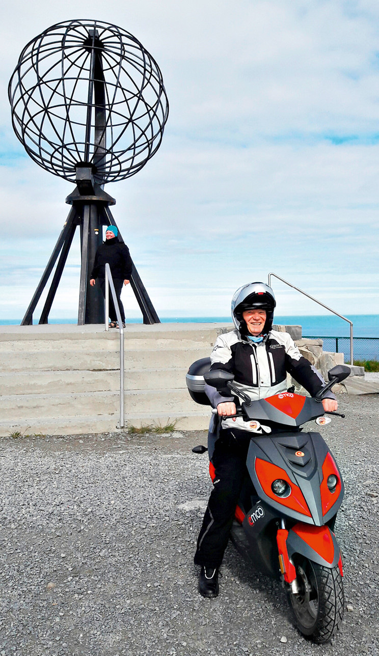 Reimar Hellwig mit seinem E-Roller am Nordkap.