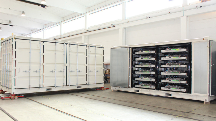 Ein Hybridspeicher kombiniert Natrium-Ionen-Speicher mit Second Life-Speicher.