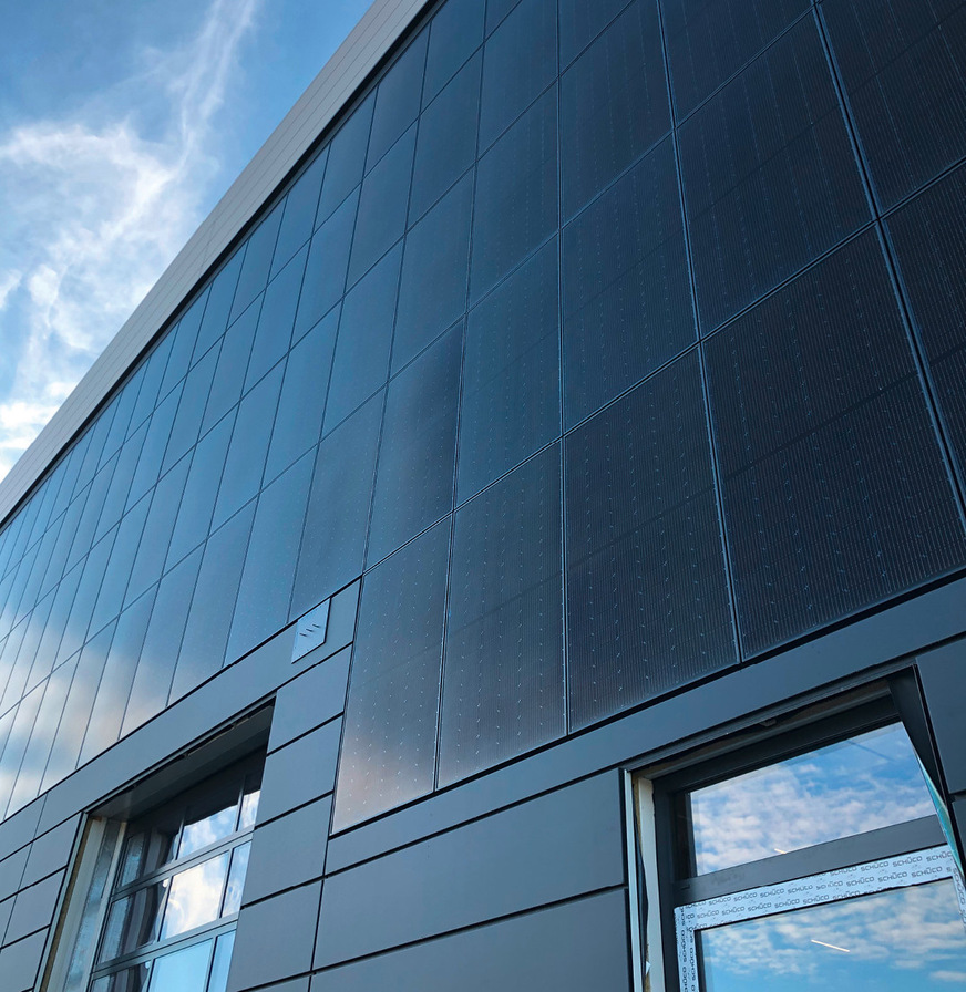 Durch die neue Unterkonstruktion gelang die Befestigung der Module mit nur minimalen Fugen ­zwängungsfrei und dauerhaft sicher.