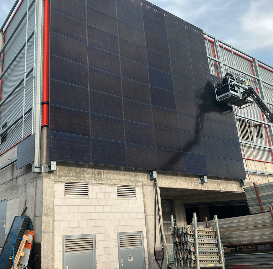 Fischer hat noch eine Halterung mit einem PV-Clip im Portfolio. ­Damit hat das Unternehmen ein Projekt im Nordschwarzwald gebaut.