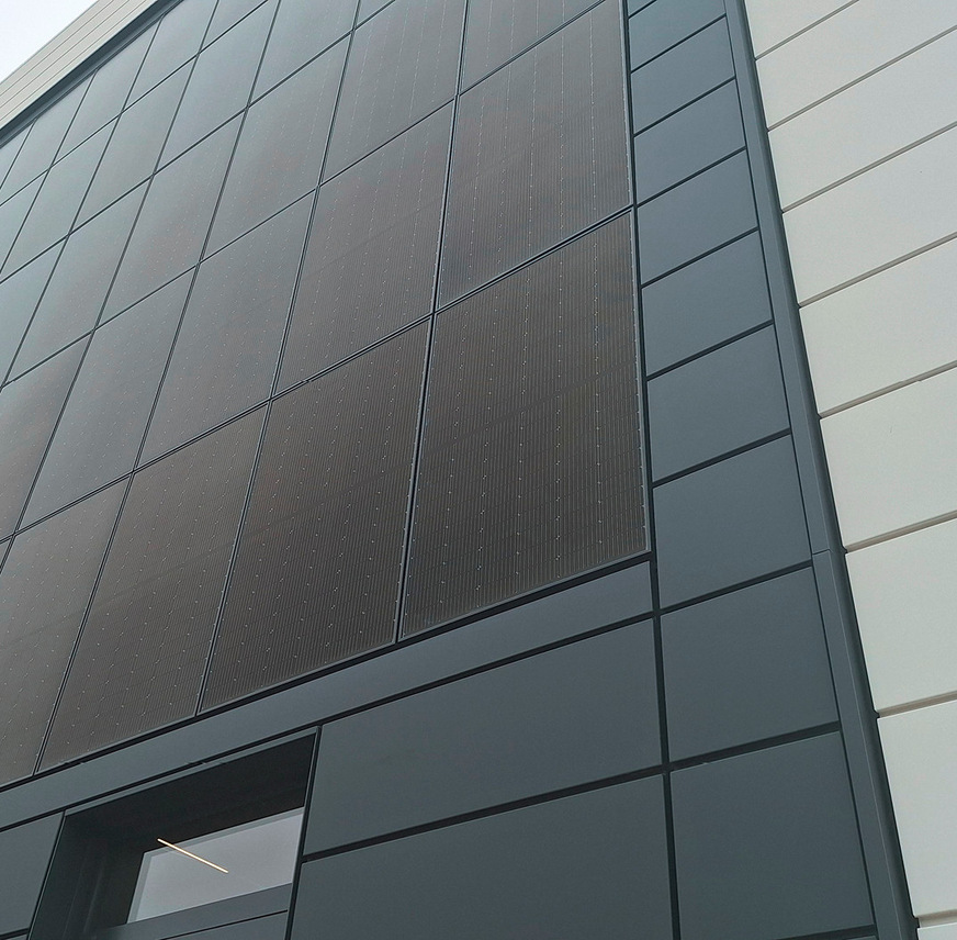 Die Solarmodule sind dank der Agraffen auf der Rückseite unsichtbar an der Fassade angebracht.