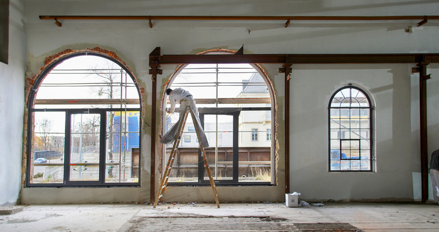 Die Sanierung alter Fabrikgebäude zieht aufwändige Arbeiten nach sich – umso besser, dass sie gefördert werden, wenn sie Effizienzstandards einhalten.