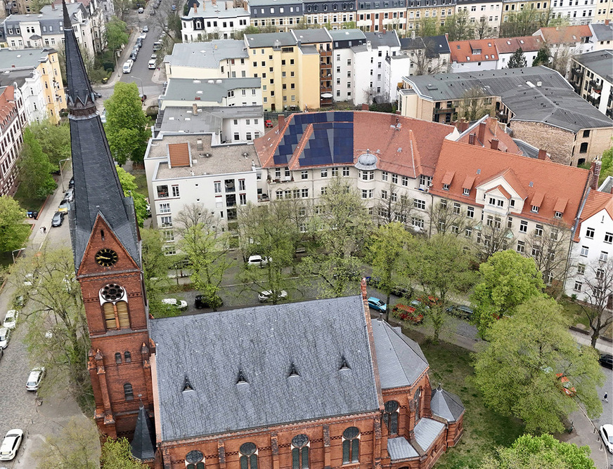 Auf dem Dach eines Altbaus der Johannesgemeinde in Halle produziert seit Mitte 2025 eine 20-Kilowatt-PV-Anlage umweltfreundlichen Strom.