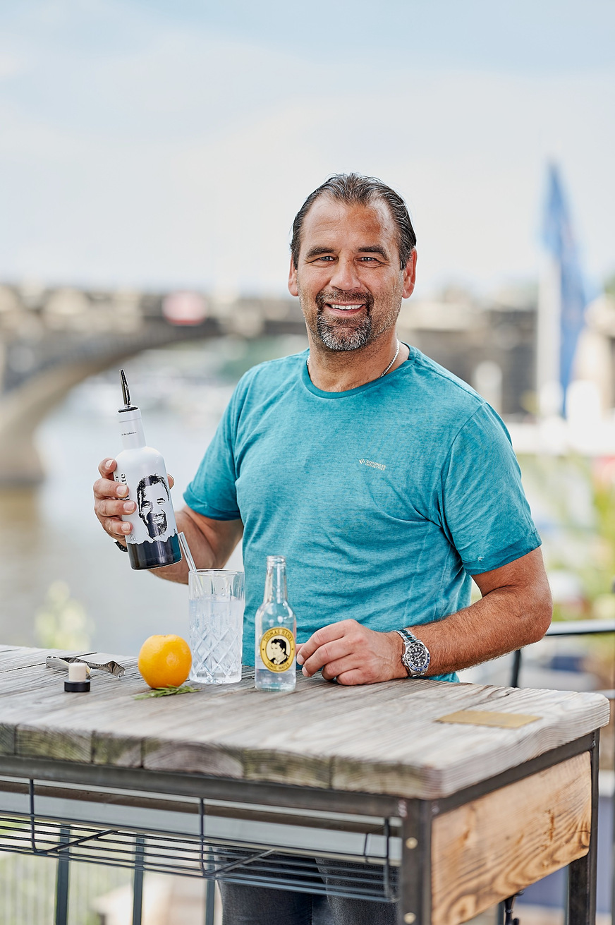 Gemeinsam mit Fußballlegende Ulf Kirsten erwartet die Gäste ein XL-Kickerturnier sowie der exklusive „Schwatte Gin Tonic“