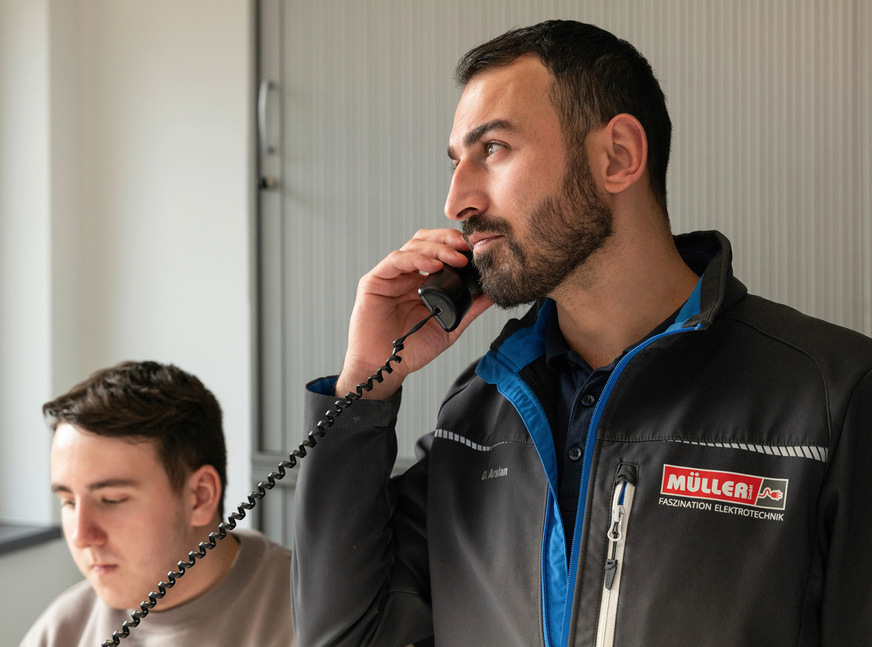 Deniz Arslan leitet das Solarteam, das auch gewerbliche Anlagen in Mittelspannung baut.