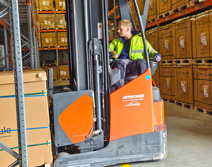 Auslieferung von Modulpaletten für einen Installateur in Norddeutschland.