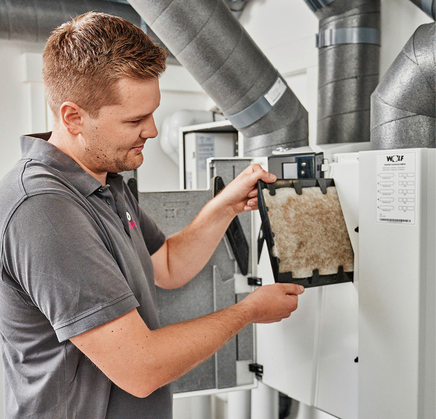 Die Filter einer Wohnraumlüftung gehören mindestens alle drei bis sechs Monate gesäubert beziehungsweise gewechselt.