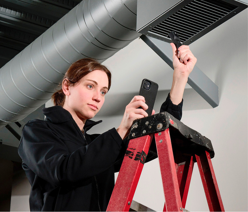 Lässt sich der IR-Sensor frei bewegen, vereinfacht das Aufnahmen über Kopf, Aufnahmen aus der Froschperspektive oder in unzugänglichen Ecken.