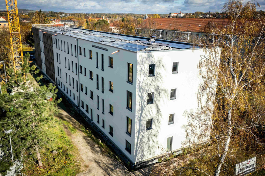 Eine Photovoltaikanlage auf dem Dach versorgt die Mieterinnen und Mieter mit Solarstrom. Die Wärmeversorgung erfolgt mit Geothermie. Damit ist das Gebäude nahezu energieautark. Die Wohnungen sollen zu einem Pauschalpreis vermietet werden.