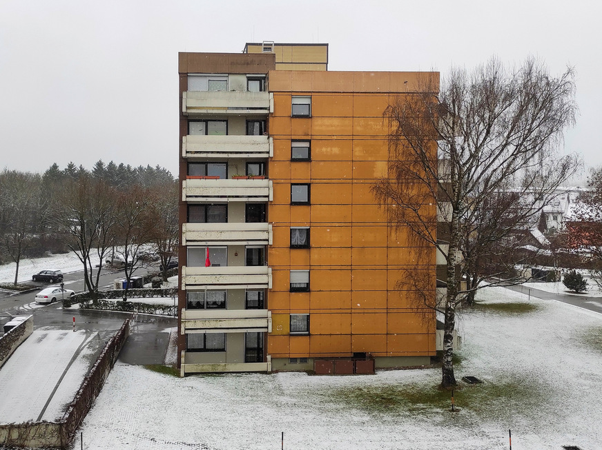 4 Grau statt Orange, gedämmt statt verschimmelt, demontierbar statt asbesthaltig – die Fassaden­sanierung verbessert den Wohnwert und Komfort nachhaltig.