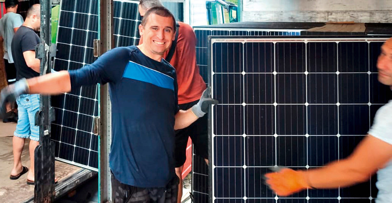 Solarmodule sind sehr begehrt, weil die Netzversorgung oft&nbsp;unterbrochen ist.