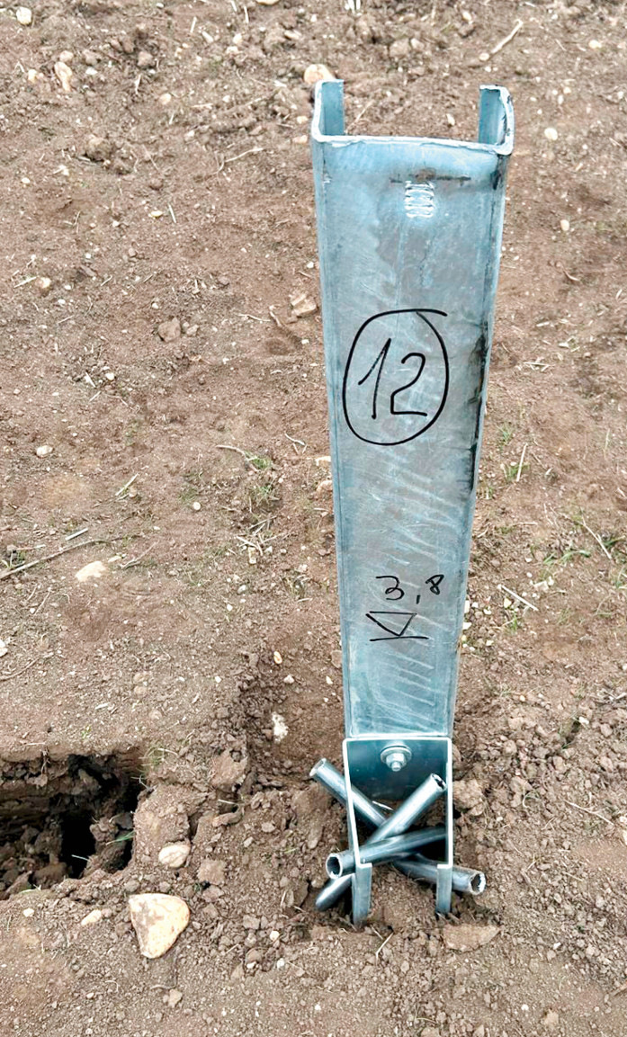 Bei schwierigem Grund werden die ­Stahl­pfosten speziell verstärkt.