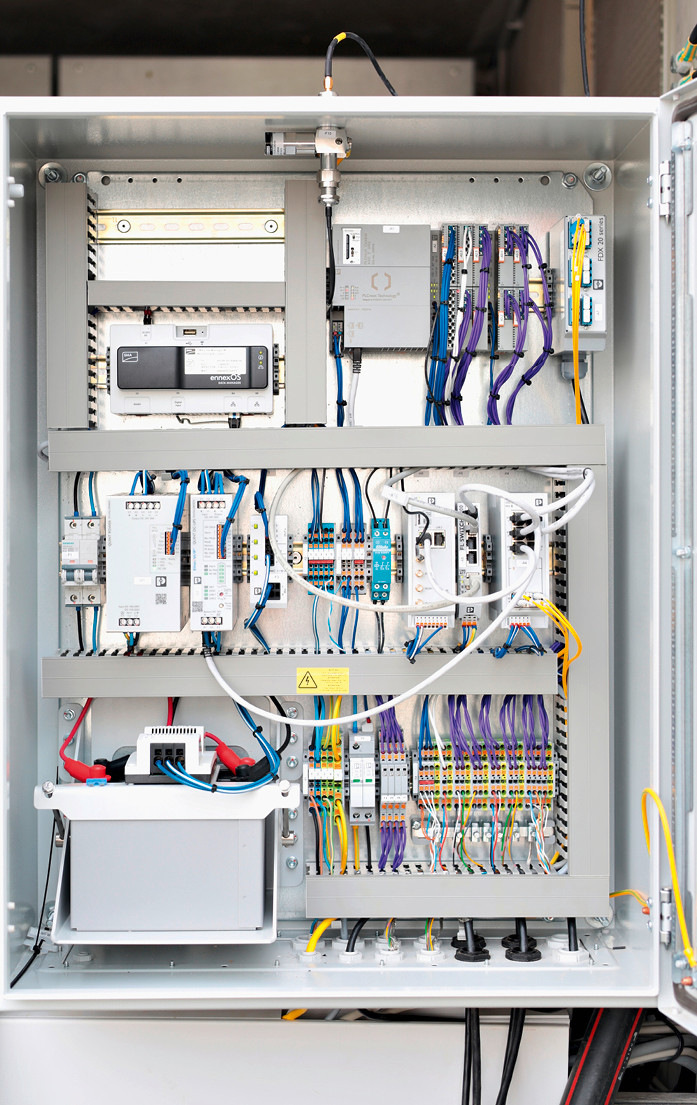 Der EZA-Regler lässt sich einfach an&nbsp;die Fernwirktechnik des Netzbetreibers ­anpassen.