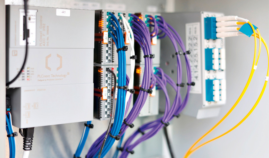 Die Steuerung PLC Next Control AXC F 3152 mit&nbsp;dem gemäß VDE AR-N 4110/4120/4130 zerti­fizierten EZA-­Regler-Kern.