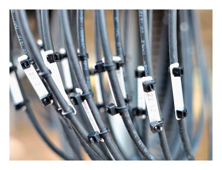 Geprägte Beschriftungs­schilder an den&nbsp;Strings sind nach Jahren noch ­lesbar.