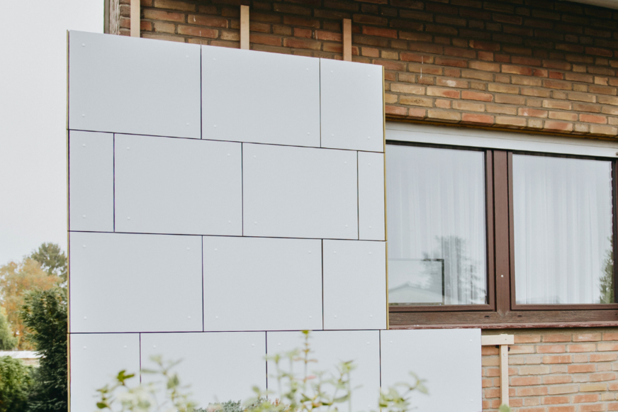 In Mönchengladbach testet Modulyte sein modulares System an einer Einfamilienhausfassade.