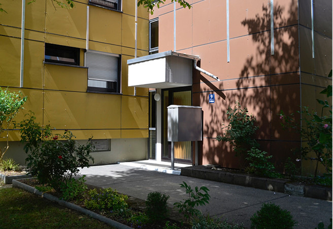 5 Freundlich und witterungsgeschützt: Die neue Eingangssituation der Wohnanlage an der Mooswiesenstraße wirkt einladender als zuvor.